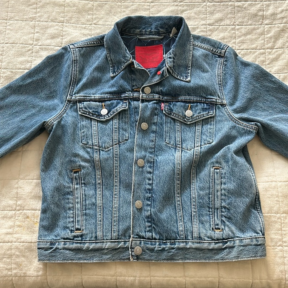 Levi’s women’s denim jacket. Size large fits like medium. Perfect condition